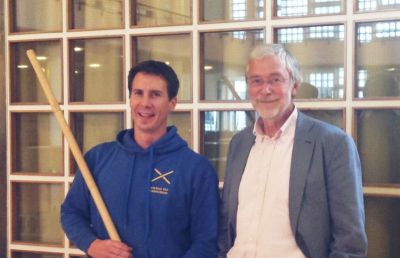Gerald Hüther & Arne Schneider Gerald Hüther & das Institut für Stabfechten